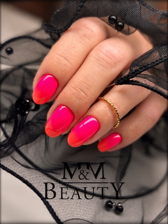 Manicure hybrydowy ombre w odcieniach różu